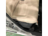 痛みの出やすい運転席シートの角、フロアマット、座面、ともに良好です