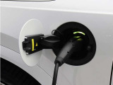 専用コードを接続するだけで簡単に充電が行えます。プラグインハイブリッドモデルRecharge T8 AWD PHEVは、走行中の充電のほか、自宅などに設置された充電機器からの充電が可能です。