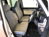 運転席の座面高さを調整できるシートリフターが付いています。フロントシートはベンチシートを採用で、座面も広く使い勝手もいいですよ♪