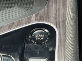 インテリジェントキーのプッシュスタートスイッチです。エンジンの始動はブレーキペダルを踏みながらこのスイッチを押すだけで始動できます