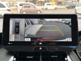 【パノラミックビューモニター】クルマを真上から見下ろした視点で駐車をサポートします!クルマの斜め後ろや真横など、いち早く障害物に気が付くことができます。