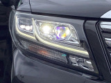 【LEDヘッドライト】悪天候や夜間走行時も良好な視界を確保し安心して運転できる高輝度LEDヘッドライトを装備!点灯速度が早く、消費電力も抑えられています。