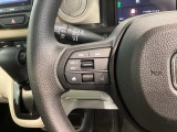 ステアリングにオーディオ操作スイッチが付いています。オーディオ画面に直接タッチしなくても操作が出来ますので、運転に集中できます。