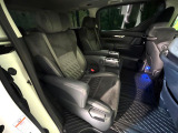 後部座席も気になるようなキズ・汚れやへたり等、大きなダメージはなく、良好な状態です。