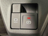 指先だけで簡単に操作が可能な電動パーキングブレーキを採用。「HOLD」スイッチを押すと、渋滞や信号待ちなどでブレーキペダルから足を離しても、ブレーキを保持するので安心です
