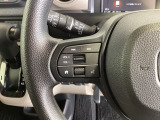 ステアリングにオーディオ操作スイッチが付いています。オーディオ画面に直接タッチしなくても操作が出来ますので、運転に集中できます。