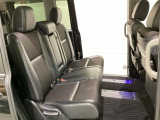 2列目シートは背もたれの角度調節ができるベンチシートになっております。長距離運転になってもゆったりとできるように、アームレストがついてます。