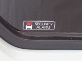 盗難警報装置付です。不正にドアを開けると室内ブザーが鳴り外部に異常を知らせます。大切な愛車を守ります。