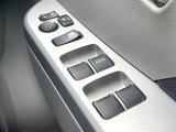 【電動格納ミラー】サイドミラーは電動格納式となっており、狭い駐車場でもキズがつくリスクを抑えられます。