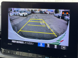 【バックモニター】後ろのカメラの映像をモニターに映し出すことができます!後方の見えない死角や、障害物との距離感をしっかり確認することができます!駐車が苦手な方におすすめです。