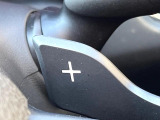 【パドルシフト】ハンドルから手を離さずに素早くシフトアップ&ダウンができるので、エンジンブレーキを使う下り坂や高速道路の合流で加速したい場面で役立ちます。