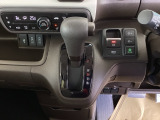 シフトはインパネシフト、パーキングブレーキは電子制御となっています。