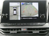 全周囲カメラで、クルマを上空から見下ろしているかのような映像を映し出します。周囲の状況がひと目でわかります!