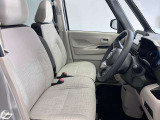 ゆったりと座れる運転席シートですのでストレスなく運転が出来ますよ!