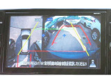 【アラウンドビューモニター】フロント、リア、左右ドアミラー下の4つのカメラの映像を合成し上空から見下ろしたように表示します。狭い駐車場や、狭い道でのすれ違いの時も安心です!