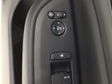 狭い駐車場で便利な電動格納ドアミラーが付いています。