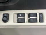 【電動格納ミラー】サイドミラーは電動格納式となっており、狭い駐車場でもキズがつくリスクを抑えられます。