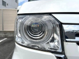 【LEDヘッドライト】悪天候や夜間走行時も良好な視界を確保し安心して運転できる高輝度LEDヘッドライトを装備!点灯速度が早く、消費電力も抑えられています。