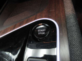 プッシュスターター☆ボタン1つでエンジン始動できます。同時にエンジンイモビライザーという装置でオーナーが持っている鍵が無いとエンジンがかけられない仕組みになっていて、盗難防止にもなっています。