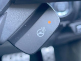 【ステアリングヒーター】冬場に冷たくなりやすい革巻きステアリングを、スイッチ一つで素早く適温に!エアコンよりも早く温まってくれるので、寒い日の運転も快適になりますね♪