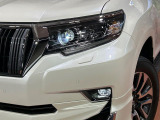 【LEDヘッドライト】悪天候や夜間走行時も良好な視界を確保し安心して運転できる高輝度LEDヘッドライトを装備!点灯速度が早く、消費電力も抑えられています。