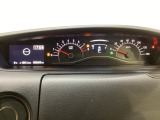 スピードメーターとタコメーターを大きく配した見やすいメーター部になっています。左側のインフォメーション画面でオドメーターや燃費などの情報を確認できます。