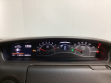 スピードメーターとタコメーターを大きく配した見やすいメーター部になっています。左側のインフォメーション画面でオドメーターや燃費などの情報を確認できます。