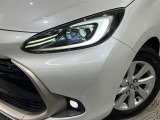 【LEDヘッドライト】悪天候や夜間走行時も良好な視界を確保し安心して運転できる高輝度LEDヘッドライトを装備!点灯速度が早く、消費電力も抑えられています。