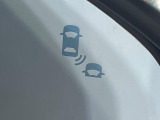 【ブラインドスポットインフォメーション】走行中、ドアミラーの死角になりやすい箇所に後続車が接近するとサイドミラー付近に警告を表示、ドライバーに注意喚起をしてくれます。