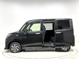 荷物をたくさん抱えてクルマに乗り込む時に便利な、ワンタッチオープン機能付き電動スライドドアです
