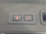 【パワーバックドア】スマートキーや運転席のボタンを押すだけでリアゲートが自動で開閉します!荷物を持っている時や、高い位置にあるバックドアを閉める際に便利な機能です♪