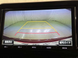 後方の見える安心をお届けするバックガイドモニター付:バックするときのアシストラインもあって楽々バック!車庫入れや縦列駐車をサポートし、苦手な駐車も安心です!今やもう手放せない装備ですネ♪