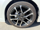 スポーティーなデザインの純正17インチアルミホイールを装着!
