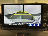 リバースギアに入れるだけで後方の表示へ切り替わります。夜間や雨の日の駐車も楽になりますよ。