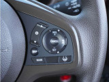 【アダプティブクルーズコントロール】ステアリングのスイッチを操作するとミリ波レーダーで先行車との距離を測定。設定を適切に保ちながら加速・減速、さらに停止まで自動に追従します。