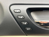 【メモリー機能付きパワーシート】ドライバーごとに設定したシート位置を記憶して、ボタン一つで切り替えできる便利な機能!運転する方が複数名いらっしゃるご家庭におすすめです♪
