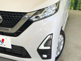 【LEDヘッドライト】悪天候や夜間走行時も良好な視界を確保し安心して運転できる高輝度LEDヘッドライトを装備!点灯速度が早く、消費電力も抑えられています。