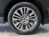 純正のアルミホイール装着車です。タイヤサイズは225/55R19です。