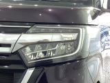 LEDヘッドライトは、点灯の瞬間から最大光量を発揮し、突然暗くなるトンネルなどでの安定感を高めます。