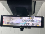 【インテリジェント ルームミラー】車両後方のカメラ映像をミラー面に映し出すので、車内の状況や、天候などに影響されずいつでもクリアな後方視界が得られます!