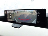 【360&deg;ビューモニター】  とても分かりやすい、クルマの上から見下ろしたような映像で、駐車サポートをしてくれます。
