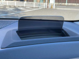 【ヘッドアップディスプレイ】ヘッドアップディスプレイでフロントガラスに車速・ナビゲーションルート案内の矢印・チェックコントロールなど、ドライバーが常に前方運転に集中できるよう視界に表示されます