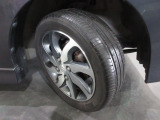 タイヤは ヨコハマ ブルーアース 2022年製がついています。 そして足元を精悍に引き締めるスズキ純正14インチアルミホイール、おしゃれは足元から、カッコイイですね!