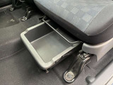 助手席にはアンダーBOXを装備。靴等の収納に便利です