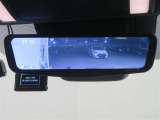 車両後方の視界をクリアに映し出す「デジタルインナーミラー」搭載です。