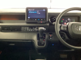 シフトはインパネシフト、パーキングブレーキは電子制御となっています。