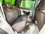 後部座席も気になるようなキズ・汚れやへたり等、大きなダメージはなく、良好な状態です。