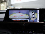 パノラミックビューモニターは、車両の前後左右に取り付けられた、4つのカメラから取り込んだ映像を継ぎ目なく合成。上から車両を見下ろしたような映像をナビ画面に表示することができます。