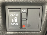 左側電動スライドドアは運転席からでも操作ができるように、ハンドル付近に開閉の操作スイッチが付いています。