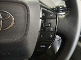 ステアリングには運転中でも簡単に操作できる各種スイッチついてます